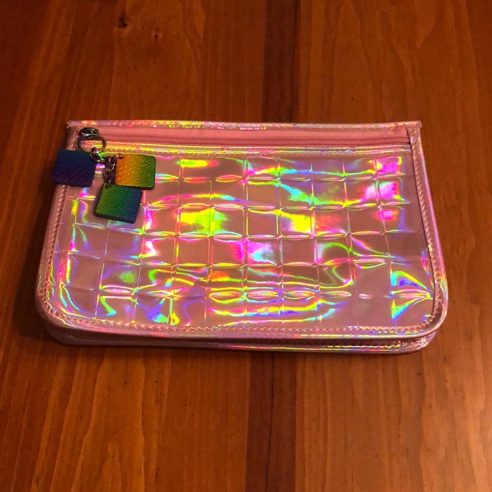 COSMETIC BAG. Metallic Pink.